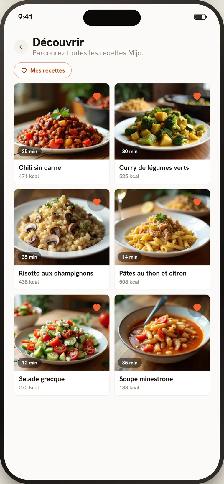 Écran « Découvrir » de Mijo, filtre « Mes recettes » actif : les plats gardés en grille, chacun avec sa photo, son titre et son cœur rempli.